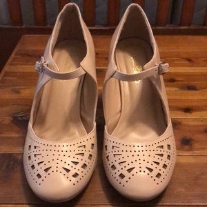 Journee Collection Heels